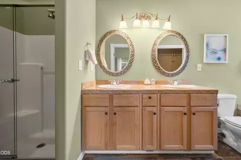 Bath - 53345 Riverview Dr, La Pine, OR 97739 photo 4 of 5