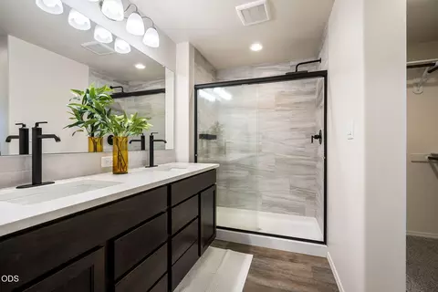 Bath - 62847 NE Daniel Rd, Bend, OR 97701 photo 1 of 2