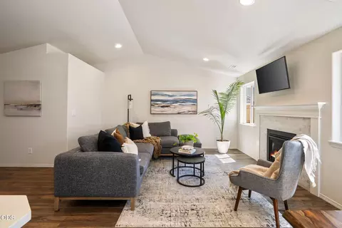 Living - 62847 NE Daniel Rd, Bend, OR 97701 photo 2 of 3