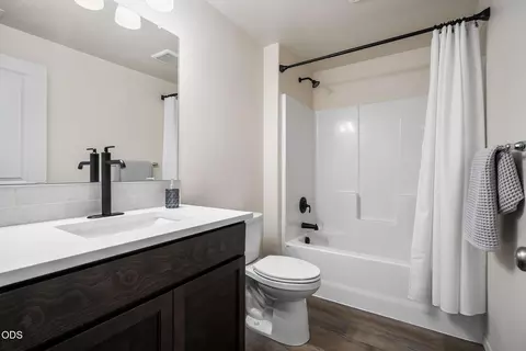 Bath - 62847 NE Daniel Rd, Bend, OR 97701 photo 2 of 2