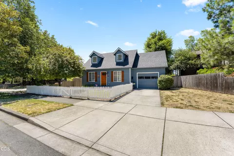 533 NW D St, Grants Pass, OR 97526