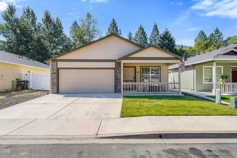 241 Westbrook Dr, Rogue River, OR 97537
