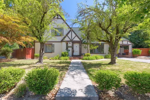 220 NW A St, Grants Pass, OR 97526