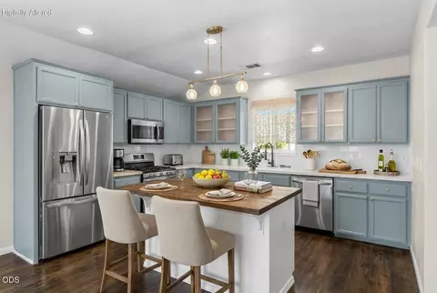Kitchen - 17 Meadowfield Cir, Eagle Point, OR 97524 photo 1 of 4