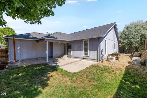 Exterior - 17 Meadowfield Cir, Eagle Point, OR 97524 photo 4 of 6