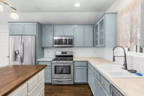 Kitchen - 17 Meadowfield Cir, Eagle Point, OR 97524 photo 4 of 4