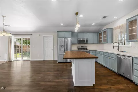 Kitchen - 17 Meadowfield Cir, Eagle Point, OR 97524 photo 2 of 4