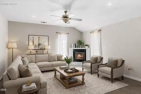 Living - 17 Meadowfield Cir, Eagle Point, OR 97524 photo 1 of 5