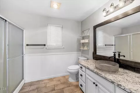 Bath - 17 Meadowfield Cir, Eagle Point, OR 97524 photo 1 of 2