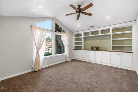 Living - 17 Meadowfield Cir, Eagle Point, OR 97524 photo 2 of 5