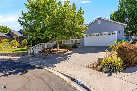17 Meadowfield Cir, Eagle Point, OR 97524