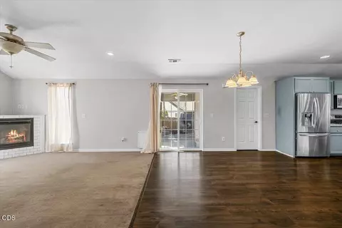 Living - 17 Meadowfield Cir, Eagle Point, OR 97524 photo 3 of 5