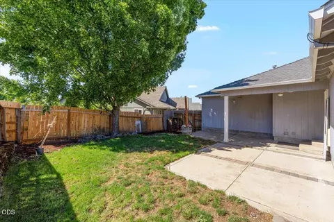 Exterior - 17 Meadowfield Cir, Eagle Point, OR 97524 photo 5 of 6