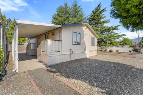 750 Roguelea Ln, Grants Pass, OR 97526