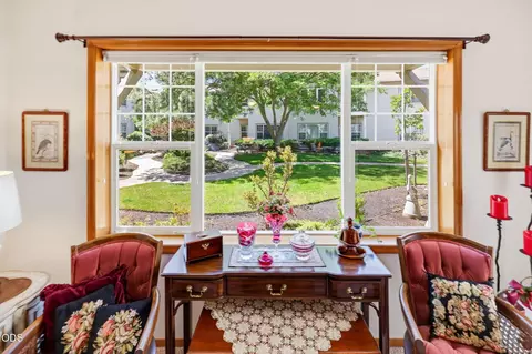 965 Golden Aspen Pl, Ashland, OR 97520
