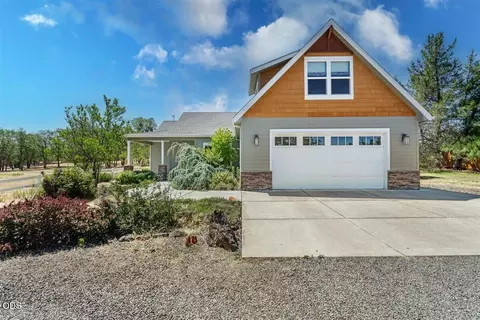 1712 Stevens Rd, Eagle Point, OR 97524