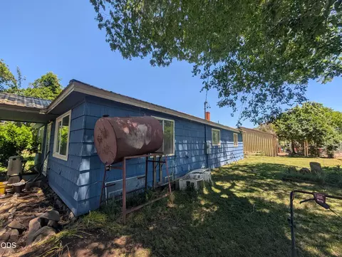Exterior - 37419 Modoc Point Rd, Chiloquin, OR 97624 photo 3 of 8