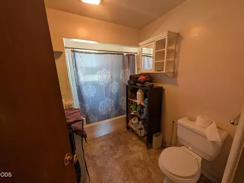 Bath - 37419 Modoc Point Rd, Chiloquin, OR 97624 photo 1 of 1