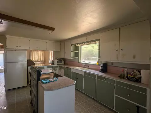 Kitchen - 37419 Modoc Point Rd, Chiloquin, OR 97624 photo 1 of 2