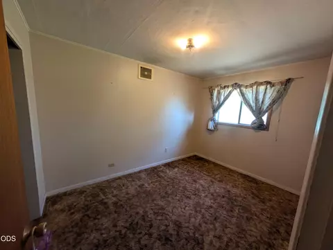 Bedroom - 37419 Modoc Point Rd, Chiloquin, OR 97624 photo 1 of 3
