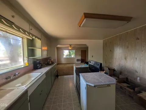 Kitchen - 37419 Modoc Point Rd, Chiloquin, OR 97624 photo 2 of 2