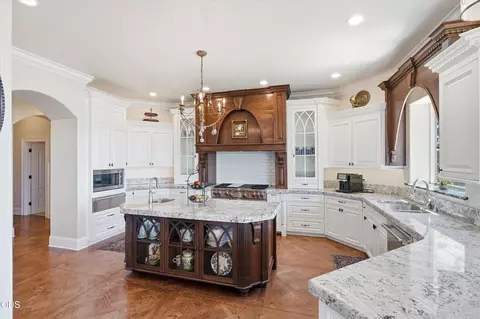 Kitchen - 15202 Richards Way, Eagle Point, OR 97524 photo 2 of 6