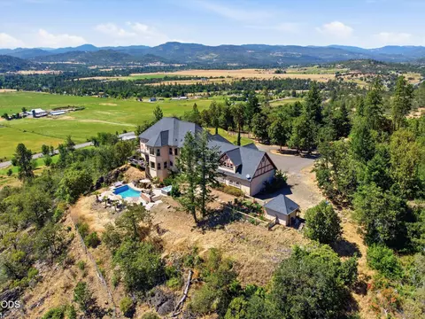 View/Area - 15202 Richards Way, Eagle Point, OR 97524 photo 2 of 4
