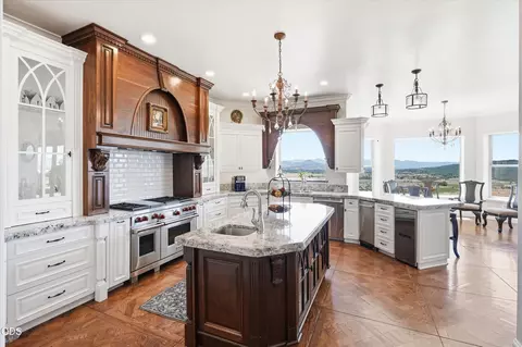Kitchen - 15202 Richards Way, Eagle Point, OR 97524 photo 3 of 6