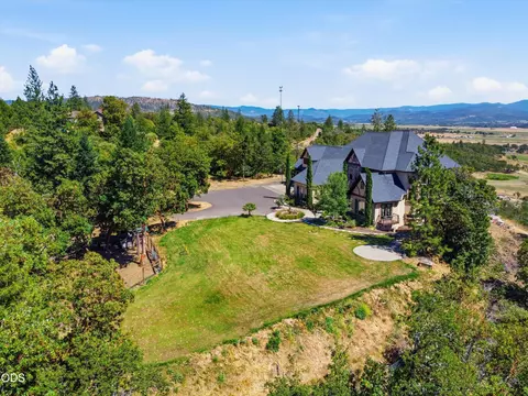 Exterior - 15202 Richards Way, Eagle Point, OR 97524 photo 9 of 27