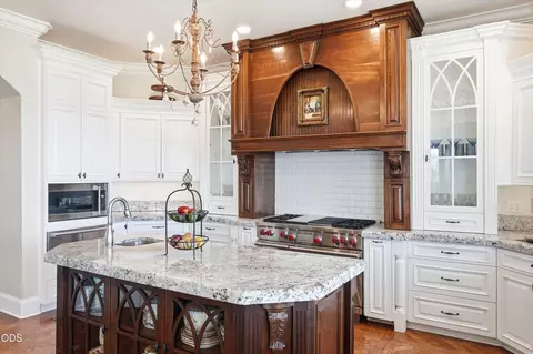 Kitchen - 15202 Richards Way, Eagle Point, OR 97524 photo 5 of 6