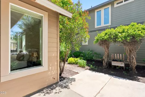 Exterior - 61421 Davis Lake Loop, Bend, OR 97702 photo 5 of 11