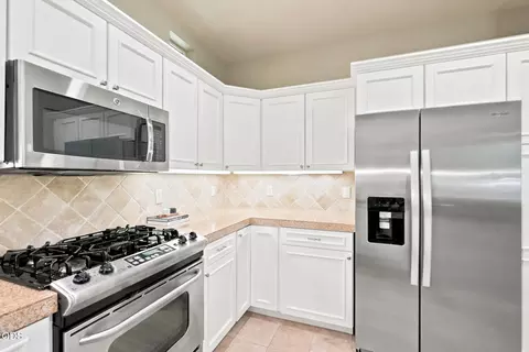 Kitchen - 61421 Davis Lake Loop, Bend, OR 97702 photo 2 of 3