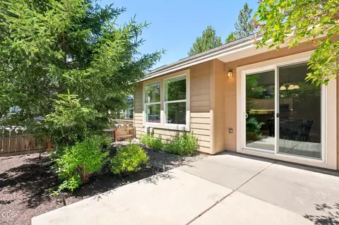 Exterior - 61421 Davis Lake Loop, Bend, OR 97702 photo 4 of 11