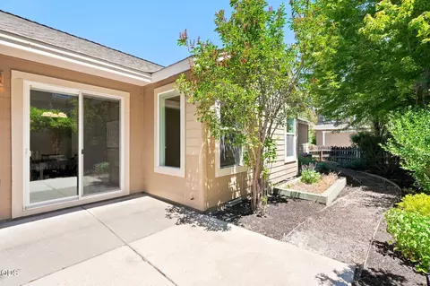 Exterior - 61421 Davis Lake Loop, Bend, OR 97702 photo 3 of 11