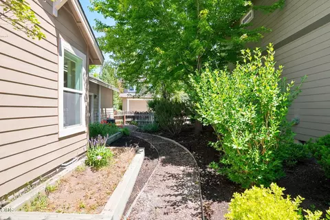 Exterior - 61421 Davis Lake Loop, Bend, OR 97702 photo 6 of 11