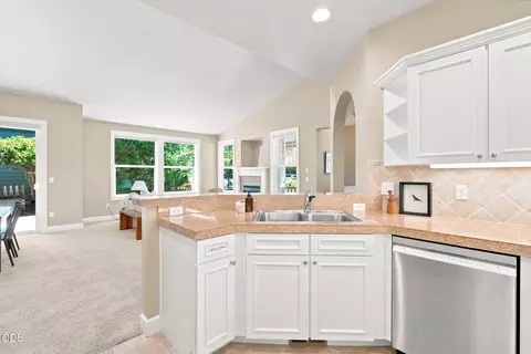 Kitchen - 61421 Davis Lake Loop, Bend, OR 97702 photo 3 of 3