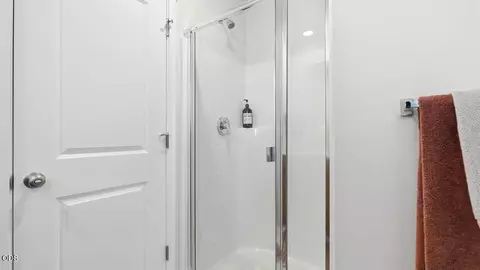 Bath - 61223 Parrell Rd, Bend, OR 97702 photo 2 of 3