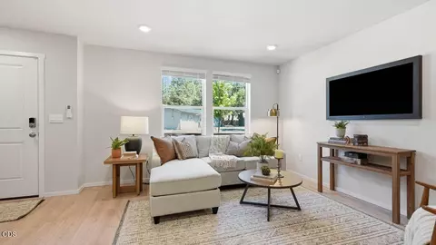 Living - 61223 Parrell Rd, Bend, OR 97702 photo 1 of 1