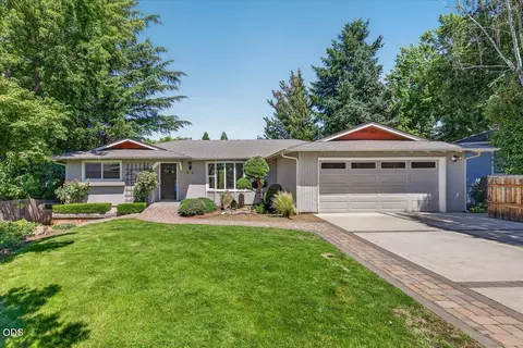 416 Picadilly Cir, Medford, OR 97504