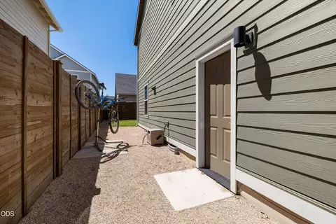 Exterior - 20571 Rolen Ave, Bend, OR 97702 photo 5 of 5