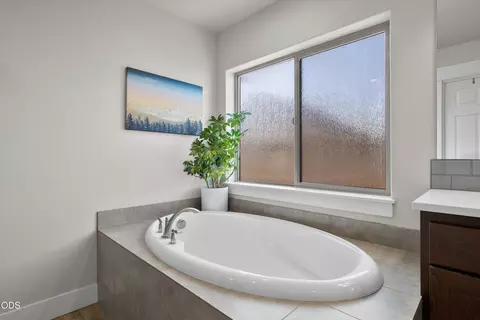 Bath - 20571 Rolen Ave, Bend, OR 97702 photo 3 of 4