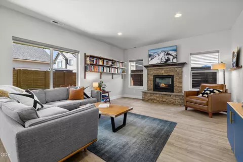 Living - 20571 Rolen Ave, Bend, OR 97702 photo 2 of 3
