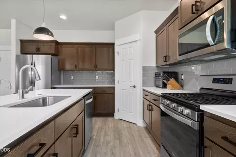 Kitchen - 20571 Rolen Ave, Bend, OR 97702 photo 2 of 5