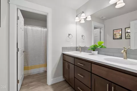 Bath - 20571 Rolen Ave, Bend, OR 97702 photo 4 of 4