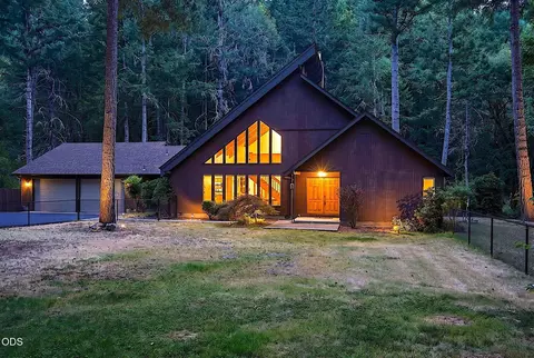 484 Round Prairie Rd, Wilderville, OR 97543