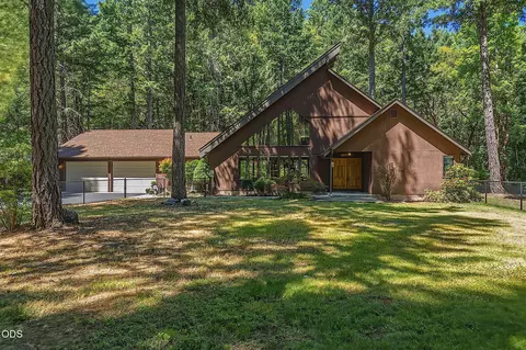 484 Round Prairie Rd, Wilderville, OR 97543