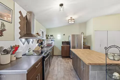 Kitchen - 16801 Gross Dr, Bend, OR 97707 photo 5 of 7
