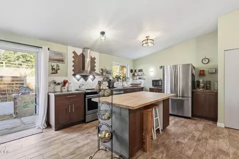 Kitchen - 16801 Gross Dr, Bend, OR 97707 photo 6 of 7