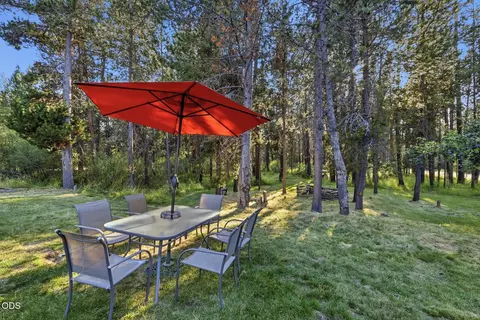 Exterior - 16801 Gross Dr, Bend, OR 97707 photo 9 of 15