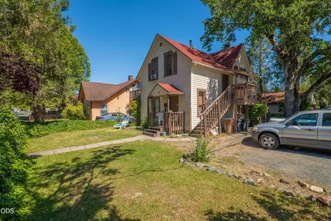 324 NE D St, Grants Pass, OR 97526